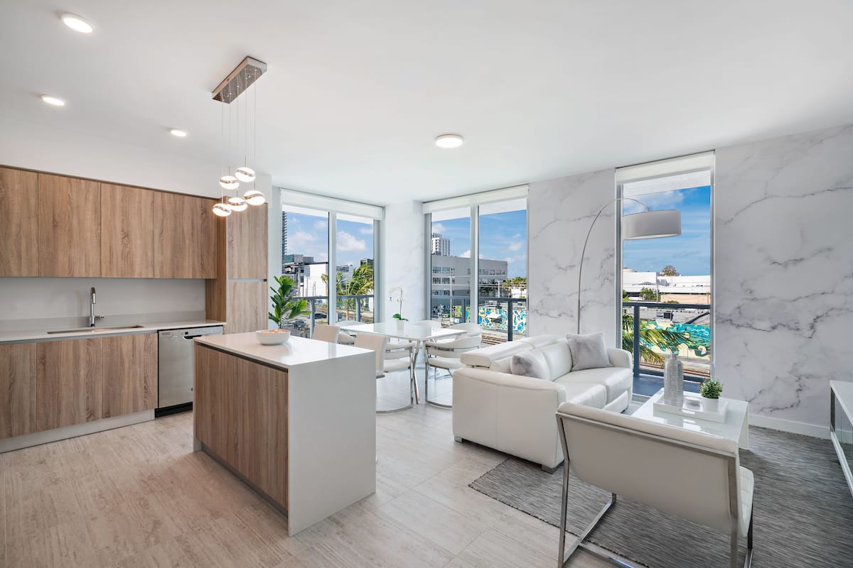Luxury Apartment | Ruang tamu | 55 inci sebuah televisyen pintar dengan digital, TV