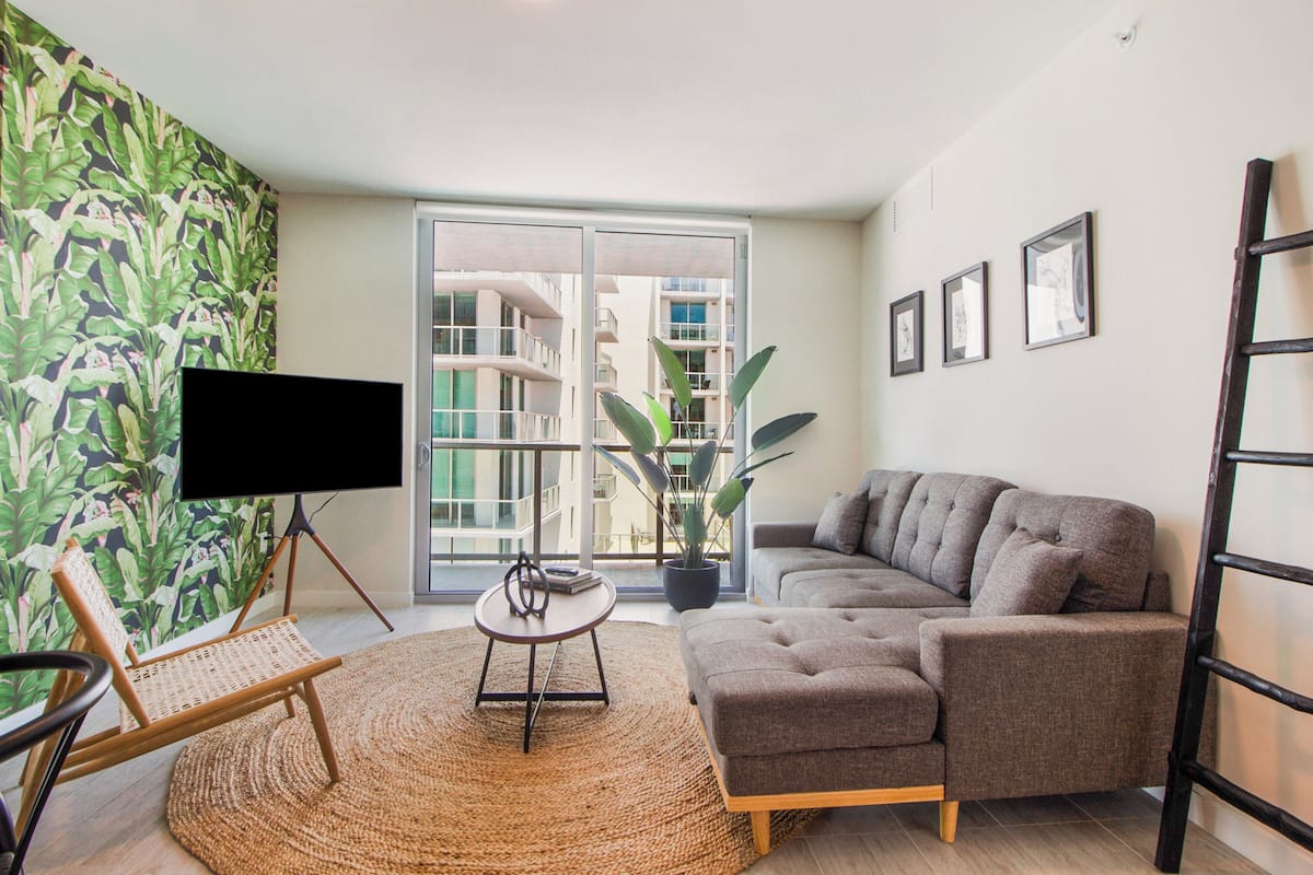 Comfort Condo | Ruang tamu | 55 inci sebuah televisyen pintar dengan digital, TV