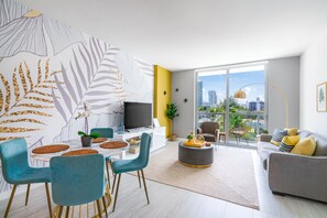 Bloc d'apartaments de luxe | Sala d'estar | Televisor intel·ligent de 55 polzades amb canals digitals i televisor 