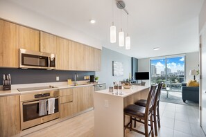 Full-size fridge, microwave, oven, stovetop - Nomada Residences (Miami)