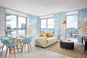 標準公寓客房 | 客廳 | 55 吋智能電視連數碼電視頻道、電視