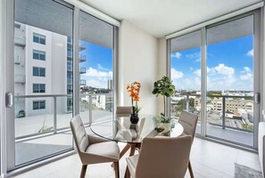Condo Standard | Aire de séjour | Téléviseur connecté de 55 po avec télévision numérique, téléviseur