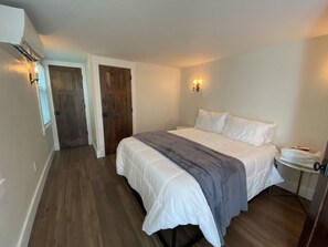 3 bedrooms, free WiFi, bed sheets - Beautiful Cottage With Water Access and Kayaks! (Sturgis)