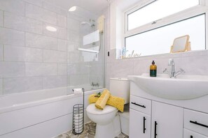Douche, séchoir à cheveux, shampooing