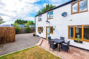 Outdoor dining - Charming cottage, ideal for Families, Free Parking (Chester)