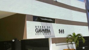 A building with a sign that reads "Morro do Gavião Residence 565".
