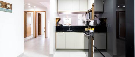 冷蔵庫、電子レンジ、オーブン、コーヒー / ティーメーカー