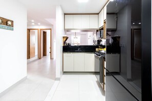 Geladeira, micro-ondas, fogão, cafeteira/chaleira