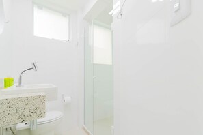 Amenidades de baño gratuitas, secadora de cabello, toallas 