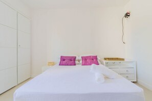 2 bedrooms, Internet, bed sheets - BR03 2 Bedroom Apt 200m from Porto Barra Beach (Salvador)