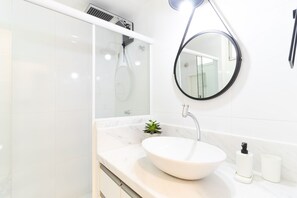 Secador de cabelo, toalhas de banho