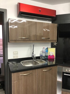 Ovn, kokeplater, kaffetrakter/tekoker og vannkoker