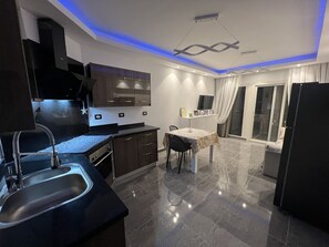 Ovn, kokeplater, kaffetrakter/tekoker og vannkoker