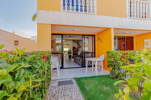 Outdoor dining - GB39 Apt 2 Bedroom Duplex 50m from the Beach - Guarajuba (Camaçari)