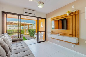 TV - GB39 Apt 2 Bedroom Duplex 50m from the Beach - Guarajuba (Camaçari)