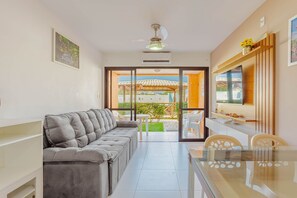 TV - GB39 Apt 2 Bedroom Duplex 50m from the Beach - Guarajuba (Camaçari)