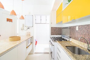Geladeira, micro-ondas, fogão, torradeira
