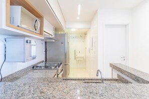 Refrigerador, microondas, horno, cafetera/tetera