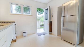 Fridge, oven, toaster, cookware/dishes/utensils