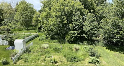 Be our guests cottage
Close to Lake Michigan and 10 minutes to Charlevoix.