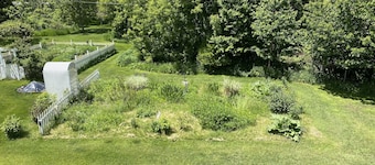 Be our guests cottage
Close to Lake Michigan and 10 minutes to Charlevoix.