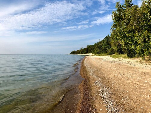 Be our guests cottage 
Close to Lake Michigan and 10 minutes to Charlevoix. 