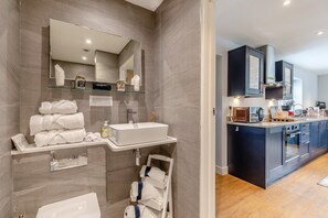 Fridge, microwave, oven, stovetop - Private and Unique Cottage Close to Sheffield (Dronfield)