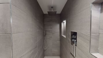 Cottage | Bathroom | Shower, hair dryer, towels