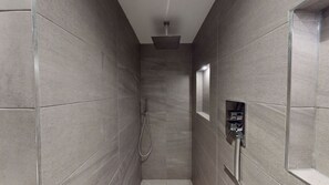 Cottage | Bathroom | Shower, hair dryer, towels