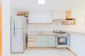 Geladeira, micro-ondas, fogão, talheres/pratos/utensílios de cozinha