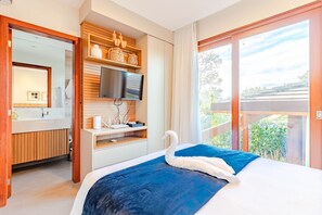 5 bedrooms, iron/ironing board, internet, bed sheets