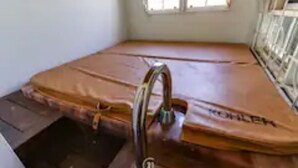 Une salle de bain avec une baignoire, une douche et une fenêtre.