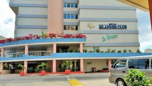 A hotel with a sign reading "Royal Islander Club" and "Co. Tennessee" on the facade. - Maho 1 bedroom condo beautifully decorated. (Sint Maarten)