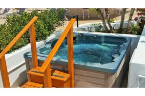 Outdoor spa tub - La Terrasse, Beautiful 1 bedroom Condo (Sint Maarten)