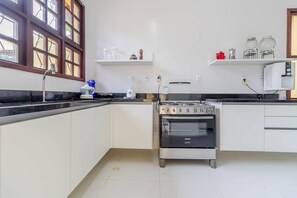 Geladeira, micro-ondas, fogão, torradeira