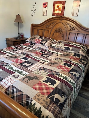 4 bedrooms, iron/ironing board, free WiFi, bed sheets - A & B TRAIL HOUSE @ Hatfield-McCoy Trails, 5 Beds Plus Futon 2 Couches & 2 Baths (DELBARTON)