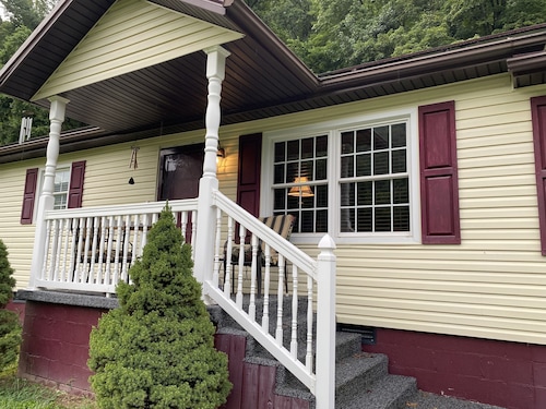 A & B TRAIL HOUSE @ Hatfield-McCoy Trails, 5 Beds Plus Futon 2 Couches & 2 Baths