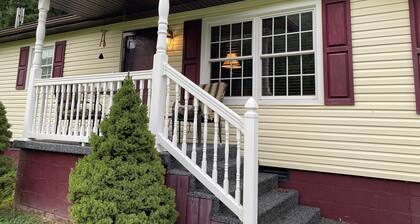 A & B TRAIL HOUSE @ Hatfield-McCoy Trails, 5 Beds Plus Futon 2 Couches & 2 Baths