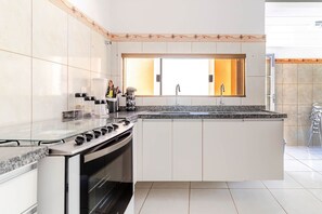 Kühlschrank, Mikrowelle, Ofen, Wasserkocher mit Kaffee-/Teezubehör