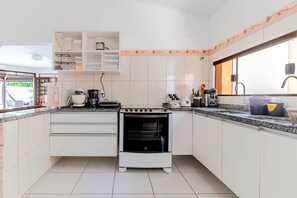 Geladeira, micro-ondas, fogão, cafeteira/chaleira