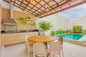 Outdoor dining - GB01 Excellent House 4 Suites in Guarajuba with Pool and Wi-Fi (Camaçari)