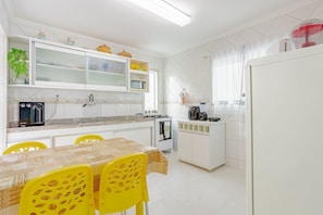 Geladeira, micro-ondas, torradeira