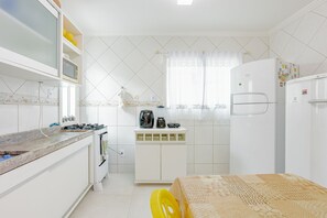 Geladeira, micro-ondas, torradeira