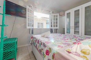 4 quartos, cortinas blackout, ferros/tábuas de passar roupa