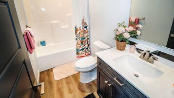 Banheira, secador de cabelo, toalhas de banho