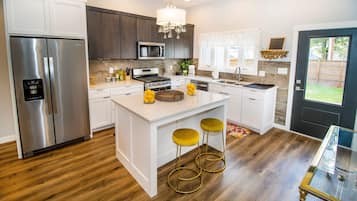 Geladeira, micro-ondas, fogão, cooktop