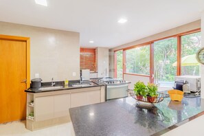 Geladeira, micro-ondas, fogão, cafeteira/chaleira