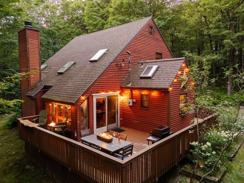 Mt Snow Chalet: Peaceful Escape w/Hot Tub