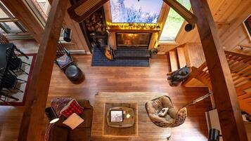 Télévision, cheminée, espaces bureaux