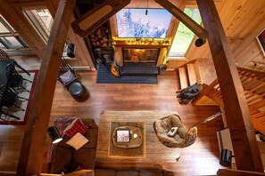 Televisión, chimenea y oficina 